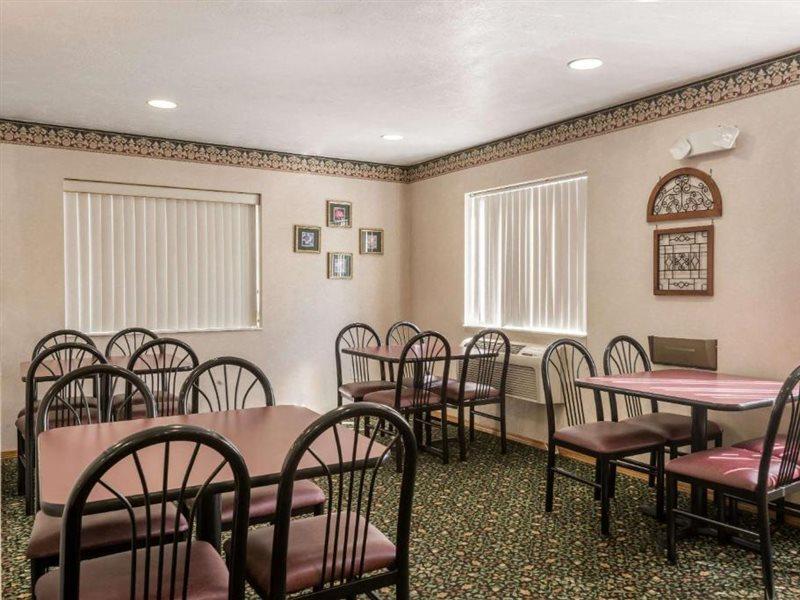 Super 8 By Wyndham New Stanton Hotel Luaran gambar
