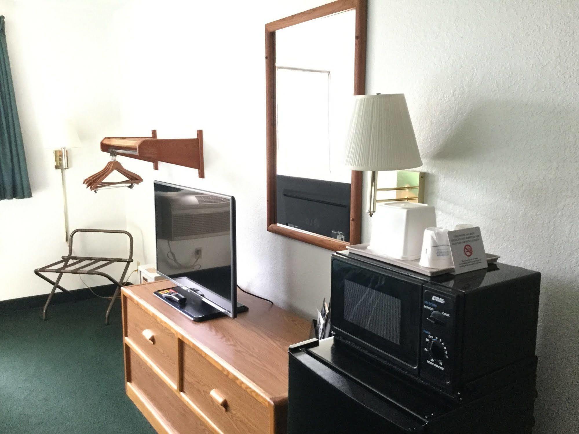Super 8 By Wyndham New Stanton Hotel Luaran gambar